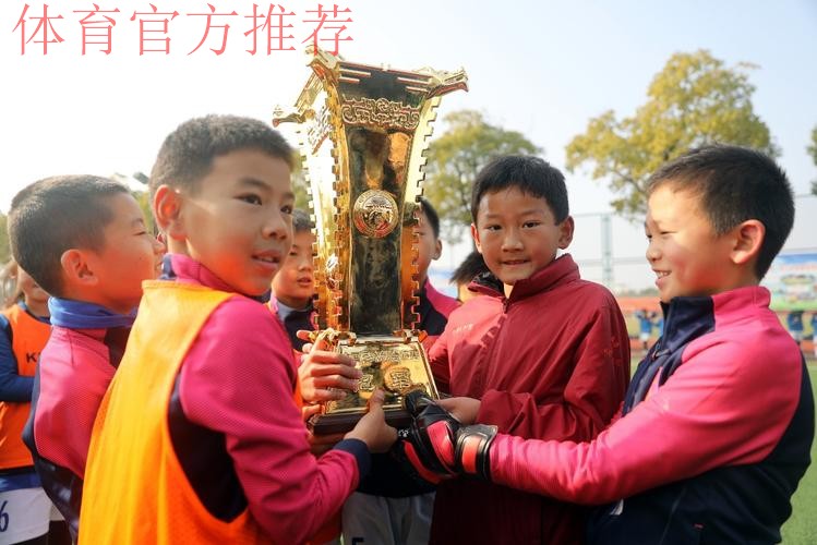 燕京啤酒2022中国足协杯“种子计划”走进张家港 前国脚周云再回母校 燕京啤酒2022中国足协杯“种子计划”走进张家港 前国脚周云再回母校